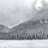 (雪球在雪地上滚动)雪地滚雪球原理解析：雪块的滚动如何积累雪量逐渐增大？