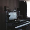 (电脑键盘钢琴曲谱大全流行曲谱)电脑键盘钢琴曲谱教程：玫瑰少年音乐创作与练习指南