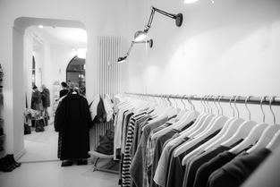 帮我拓展下战国布武国际服：最新潮流时尚，国际服装品牌，让你尽显战国风采