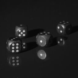 深入对比《骰子战争》和《球球英雄》：游戏机制、策略深度与玩家体验分析