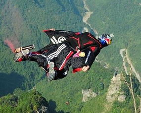 翼装飞行Wingsuit Flying免广告内置最新菜单下载-翼装飞行Wingsuit Flying玩穿越下载v.3.92